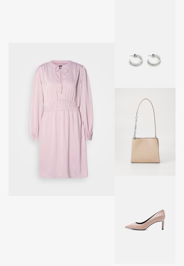 Vestido rosa de manga larga con cuello redondo, cierre de cordón, cintura fruncida y tejido suave. Presenta mangas abullonadas y un ajuste holgado.; Zapato de tacón alto beige con punta estrecha y tacón de aguja delgado sobre un fondo blanco liso.; Bolso de mano de piel beige con una textura suave, con un acento de cadena plateada en el asa y un cierre de cremallera. "HUGO" grabado en la parte frontal.; Pendientes de aro plateados con una superficie lisa y una fila de pequeñas piedras transparentes a lo largo del borde inferior, con cierre de perno.