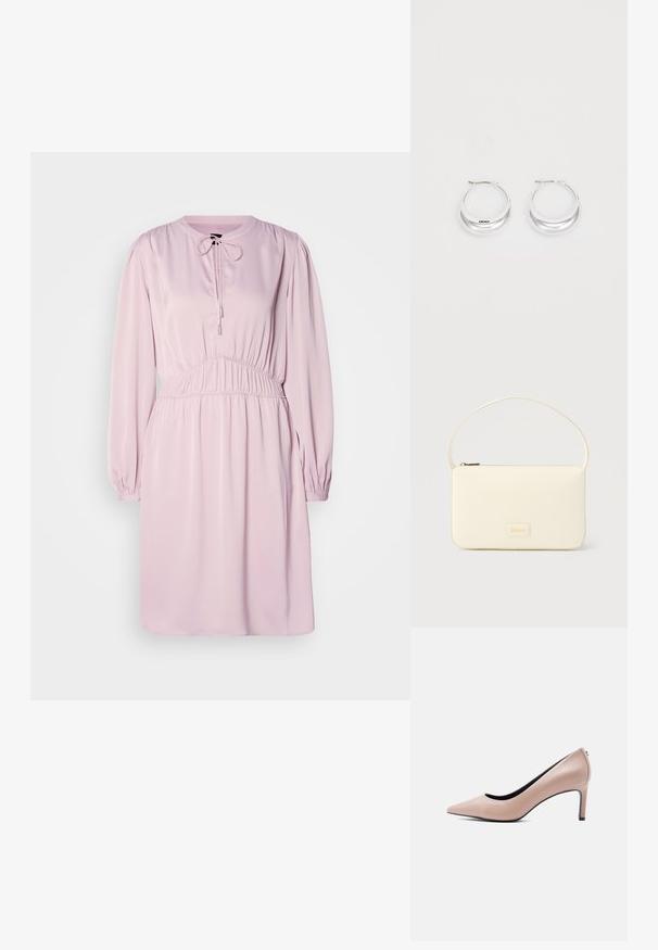 Roze jurk met lange mouwen, ronde hals, koordsluiting, geplooide taille en gladde stof. Heeft pofmouwen en een ontspannen pasvorm.; Beige pump met spitse neus en een slanke naaldhak op een effen witte achtergrond.; Roomkleurige rechthoekige handtas met een enkele draagband en een ritssluiting aan de bovenkant, met een klein ingegraveerd logoplacaat op de voorkant.; Zilveren creolen met een gepolijste afwerking en DKNY-branding, weergegeven tegen een effen witte achtergrond.