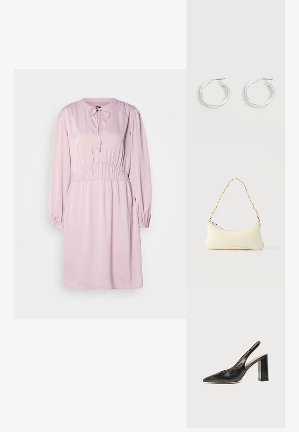 Roze jurk met lange mouwen, ronde hals, koordsluiting, geplooide taille en gladde stof. Heeft pofmouwen en een ontspannen pasvorm.; Zwarte leren slingback schoen met spits toelopend neusje, hoge blokhak en beige binnenvoering tegen een effen lichte achtergrond.; Kleine handtas in crèmekleur met een gebogen vorm en gevlochten kettinghengsel in goudkleur, ritssluiting aan de bovenkant; Een paar middelgrote glanzende zilveren oorringen met dunne metalen sluitingen op een lichte neutrale achtergrond.