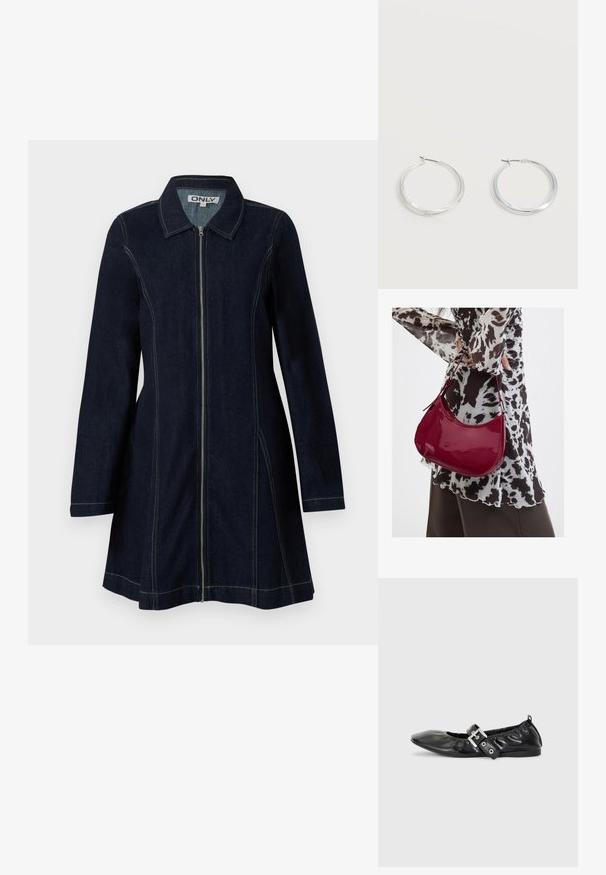 Chaqueta de denim en azul oscuro con cremallera frontal, cuello puntiagudo, mangas largas y pespuntes amarillos en costuras y bordes.; Zapato plano de piel negra con puntera afilada, detalle fruncido alrededor de la abertura y un acento de hebilla plateada en la correa ajustable.; Mujer con blusa de estampado en blanco y negro sosteniendo un bolso de hombro rojo brillante sobre un fondo liso.; Pendientes de aro de metal plateado con superficie lisa y ligeramente curvada y cierre de tipo mosquetón sobre un fondo blanco liso.