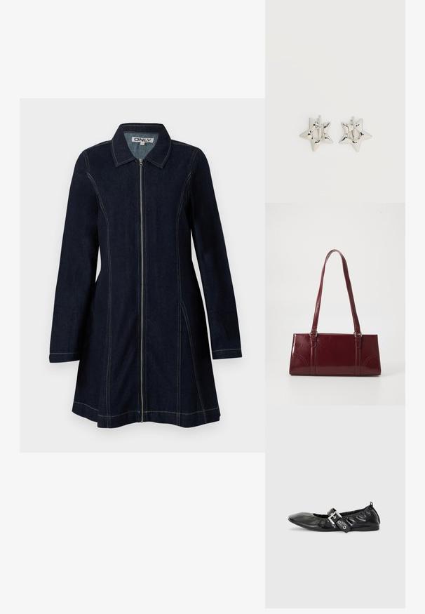 Chaqueta de denim en azul oscuro con cremallera frontal, cuello puntiagudo, mangas largas y pespuntes amarillos en costuras y bordes.; Zapato plano de piel negra con puntera afilada, detalle fruncido alrededor de la abertura y un acento de hebilla plateada en la correa ajustable.; Bolso burdeos hecho de material brillante, de forma rectangular, con dos asas para el hombro y sutiles acentos curvados en la parte frontal.; Pendientes de aro plateados en forma de estrella con un acabado liso y pulido sobre un fondo blanco liso.