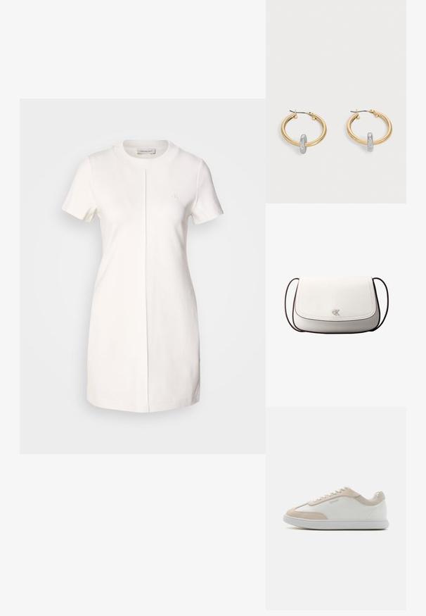 Calvin Klein Jeans MILANO T SHIRT DRESS - Džersejové šaty - tofu; Biele kožené tenisky s béžovými semišovými akcentmi a bielymi šnúrkami. Majú okrúhlu špičku a mäkkú podrážku pre pohodlie.; Biela kabelka cez rameno s preklápacím zapínaním, malým strieborným logom "cK" v strede a tenkým tmavohnedým nastaviteľným popruhom.; Pár zlatých kruhových náušníc s malým strieborným detailom v tvare slučky na každom, vystavené na svetlosivom pozadí.