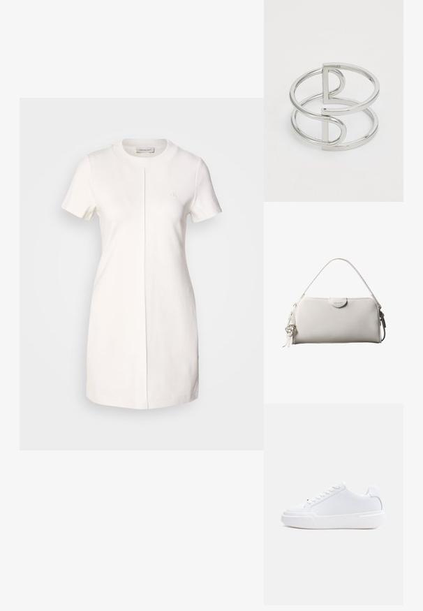 Calvin Klein Jeans MILANO T SHIRT DRESS - Džersejové šaty - tofu; Biely nízky topánok s viazaním na šnúrky, hrubou podrážkou a hladkým zvrškom, zobrazený z vonkajšej strany na jednoduchom svetlom pozadí.; Biela obdĺžniková kabelka Calvin Klein s jedným rúčikom, minimalistickým dizajnom a dekoratívnymi strapcami s geometrickým kovovým príveskom na boku.; Strieborný kovový náramok s dvojitým slučkovým dizajnom a hladkým, lesklým povrchom, s minimalistickým geometrickým akcentom.