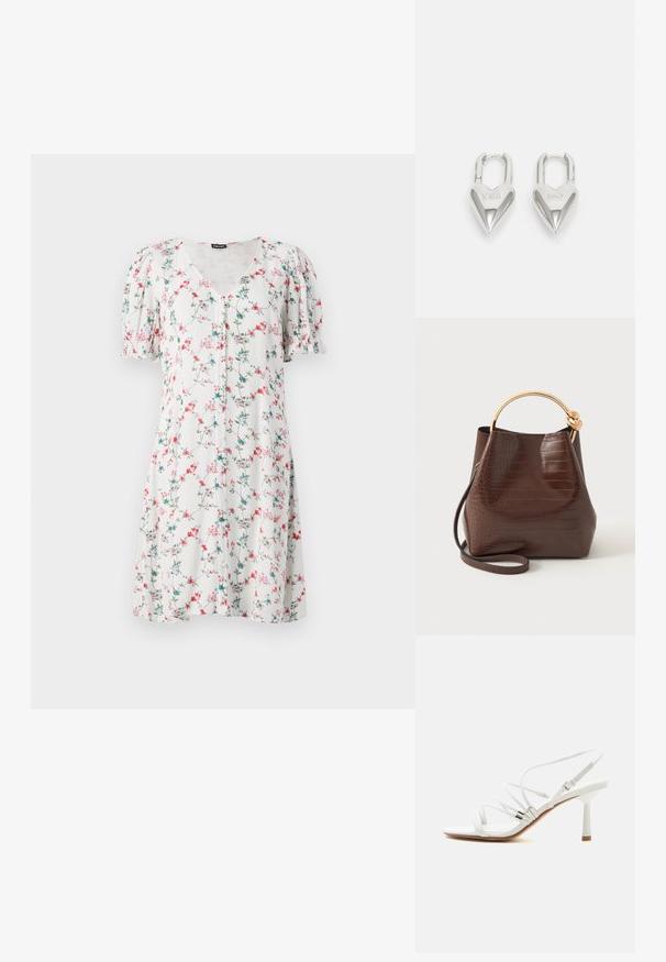 Blumenbekleidungs Kleid mit kurzen Ärmeln aus leichtem Stoff, mit einem V-Ausschnitt, Knopfdetail und einem Muster aus rosa und blauen Blumen auf weißem Grund.; Weißer, hochhackiger Sandale mit dünnen Riemchen, silbernen Akzenten, quadratischer Spitze und einem schlanken, mittelhohen Absatz vor schlichtem weißem Hintergrund.; Dunkelbraune Handtasche mit Krokodilstruktur, rundem Griff aus goldenem Metall und langem passenden Trageriemen auf weißem Hintergrund.; Silberne herzförmige Vorhängeschlösser mit eingravierten "JA"- und "NEIN"-Texten, polierte Oberfläche, symmetrisches Design und einem robusten Metallverschluss.