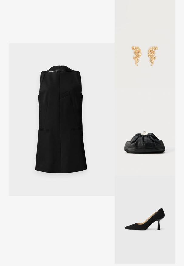Sort ærmeløs top med høj hals, struktureret design, detalje med frontlomme og skjult baglynlås, fremstillet af et tekstureret stof.; Sorte ruskinds højhælede pumps med spids tå, der har en blank sort blokhæl og en glat indvendig foring.; Sort læderclutch med en samlet tekstur, metal lukning og diskret præget logo på forsiden. Rundet form.; Øreringe i guldfarve formet som slanger, pyntet med små klare krystaller på en ensfarvet lys baggrund.
