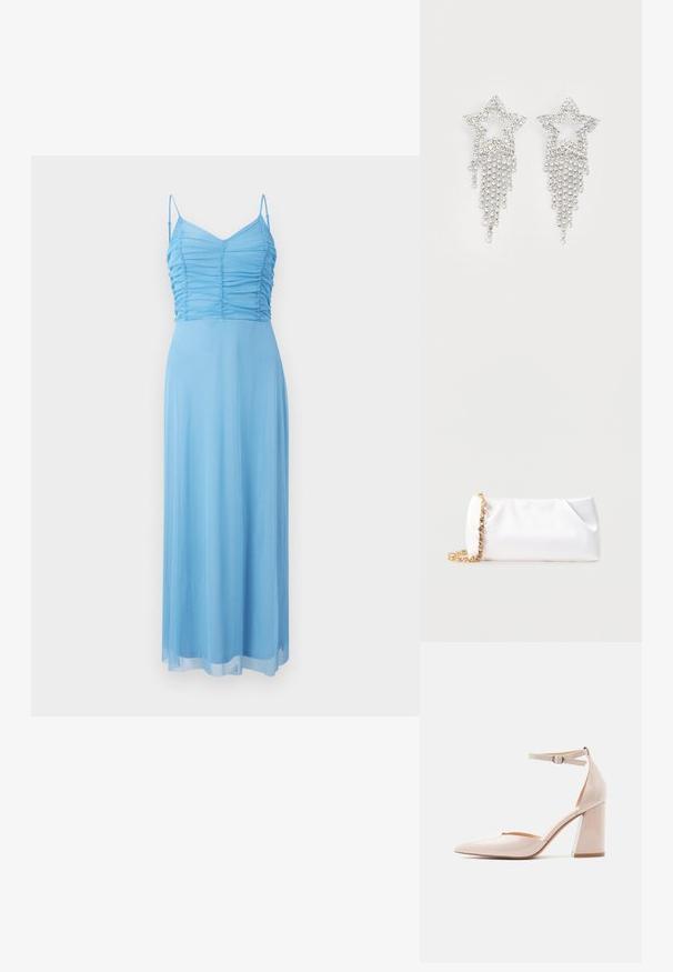 Robe longue sans manches bleu clair avec corsage froncé et fines bretelles ajustables sur fond neutre.; Chaussure à talon haut en cuir verni beige avec bout pointu et bride à la cheville ornée d'une petite boucle, vue de côté.; Pochette souple blanche avec bandoulière chaîne dorée ornée de pierres précieuses transparentes, sur fond gris clair uni.; Boucles d'oreilles en strass en forme d'étoile avec des détails de franges en cascade, présentant une teinte argentée et une surface brillante et réfléchissante. Forme d'étoile avec un design complexe.