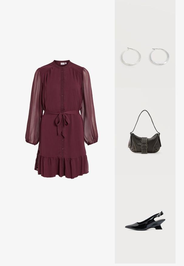 Langärmliges Burgunder-Kleid mit durchgehendem Knopfleiste vorne, transparenten, aufgepufften Ärmeln, Taillengürtel zum Binden und detailreichem Rüschensaum.; Schwarzer Slingback-Schuh aus Lackleder mit spitzer Spitze und niedrigem, schrägem Blockabsatz auf einfachem hellem Hintergrund.; Schwarze Leder-Schultertasche mit Schnallengurt-Detail, abgerundeten Kanten und kontrastierenden weißen Nähten auf schlichtem Hintergrund.; Silberne Metallcreolen mit glatter, leicht gebogener Oberfläche und Klappverschluss vor schlicht weißem Hintergrund.