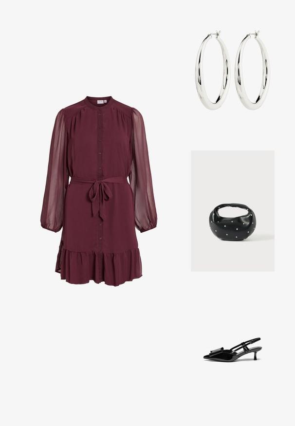 Langärmliges Burgunder-Kleid mit durchgehendem Knopfleiste vorne, transparenten, aufgepufften Ärmeln, Taillengürtel zum Binden und detailreichem Rüschensaum.; Schwarze Lackleder-Slingbacks mit spitzer Zehenpartie, einer Schleifendetail an der Vorderseite und einem kleinen Stiletto-Absatz. Die Riemen haben verstellbare Schnallen.; Schwarze Lederhandtasche mit abgerundeter Form, verziert mit silbernen Nietenakzenten und kurzem Griff. Glatte Struktur und Reißverschlussverschluss.; Silberne Creolen mit einer glatten, reflektierenden Oberfläche. Runde, große Form mit einem sicheren Verschluss an der Oberseite. Polierte Oberfläche betont den Glanz.