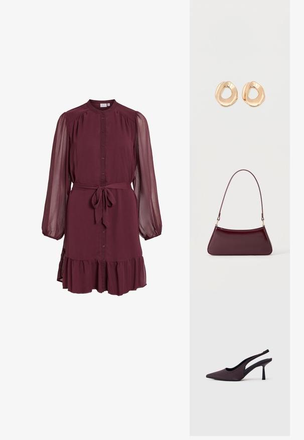 Robe bordeaux à manches longues avec fermeture à boutons devant, manches bouffantes transparentes, ceinture nouée à la taille et détail de volant à l’ourlet.; Chaussure à talon slingback en tissu violet foncé. Design à bout pointu, côtés ouverts, et talon mince de forme carrée. Texture lisse.; Sac à main brillant bordeaux foncé avec une anse fine unique et une forme trapézoïdale élégante sur un fond clair uni.; Paired boucles d'oreilles en métal doré poli de forme irrégulière avec un centre ouvert sur un fond blanc uni.