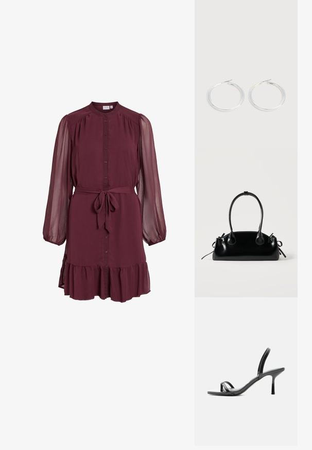 Robe bordeaux à manches longues avec fermeture à boutons devant, manches bouffantes transparentes, ceinture nouée à la taille et détail de volant à l’ourlet.; Sandale noire à talon haut avec fines brides au niveau des orteils et de la cheville, finition brillante et talon aiguille fin.; Petit sac à main noir brillant avec deux longues anses et des détails à cordon sur les côtés sur un fond clair uni.; Paire de boucles d'oreilles créoles argentées brillantes avec fermoirs en fil fin, présentée sur un fond gris clair.