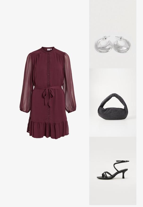 Langärmliges Burgunder-Kleid mit durchgehendem Knopfleiste vorne, transparenten, aufgepufften Ärmeln, Taillengürtel zum Binden und detailreichem Rüschensaum.; Even&Odd Wide Fit Riemensandalette - black; Dunkelgraue Stofftasche mit einem gebogenen Griff, weicher Textur und runder Form. Keine sichtbaren Beschläge oder Verzierungen.; Ein Paar polierte silberne, halbmondförmige Creolen mit klaren Kunststoffrückseiten auf einer weißen Oberfläche.