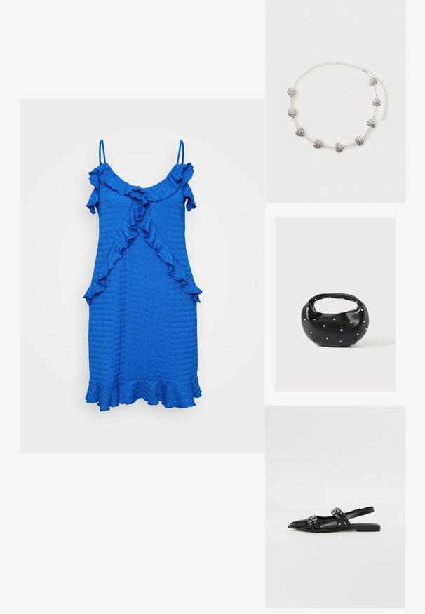 Blå udenærmet kjole med struktureret stof, flæset halsudskæring og kant, samt en udvidet facon. Ingen synlige lukninger eller mønstre.; Even&Odd Slingback-ballerinasko - black; Sort læderhåndtaske med en rundet form, dekoreret med sølvnitter, og et kort håndtag. Glat tekstur og lynlåslukning.; Sølvkæde med otte små hjerteformede vedhæng med indviklede swirl-mønstre, lagt fladt på en lys baggrund.