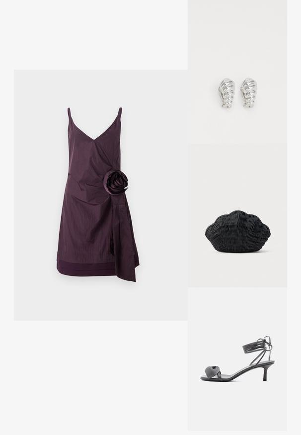 Lila ärmelloses Kleid mit V-Ausschnitt, das eine gerüschte Textur und eine große Stoffrose auf der linken Seite hat. Wickeldesign-Detail an der Taille.; Graue Leder-Pumps mit Absatz, verknotetem Riemen über den Zehen und Wickelriemen um den Knöchel auf schlankem, mittelhohem Absatz vor weißem Hintergrund.; Schwarze Korbtasche in Muschelform mit gebogenem Oberteil und gewebter Textur auf einfarbigem Hintergrund.; Silberne Clip-On-Ohringe mit spiralförmigem Design, das eine glatte metallische Textur und abgerundete Formen aufweist. Keine sichtbaren Verzierungen oder Muster.