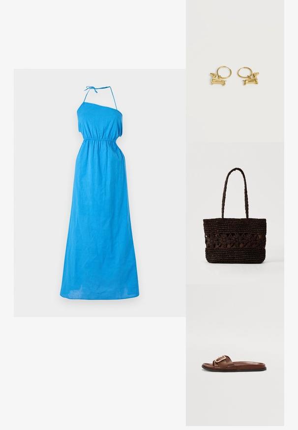 Robe maxi bleue à une épaule, fabriquée en tissu léger, avec une taille élastique et une lanière ajustable à l'épaule pour un meilleur ajustement.; Sandale en cuir marron avec une large bande ornée d'une boucle dorée, semelle plate et texture lisse.; Sac fourre-tout tissé brun foncé avec des motifs floraux et deux longues poignées tressées sur un fond clair uni.; Petites boucles d'oreilles créoles en or, chacune ornée d'un pendentif en forme de teckel suspendu sur un fond blanc uni.