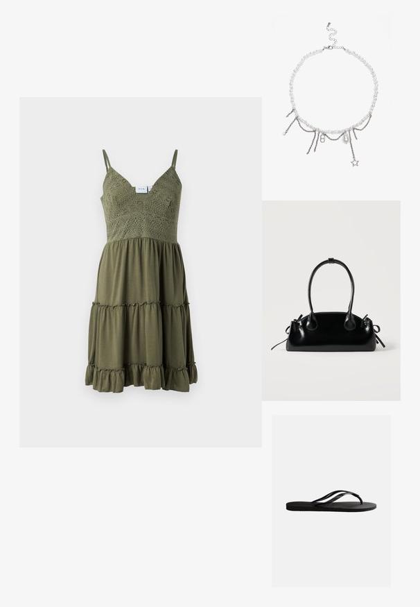 Vestido verde oliva con detalles de encaje en el corsé, tirantes ajustables y un dobladillo con volantes en capas, hecho de una tela ligera.; Chancla negra de goma con plantilla texturizada y finas correas en forma de Y sobre un fondo blanco liso.; Pequeño bolso negro brillante con dos asas largas y detalles de cordón lateral sobre un fondo claro liso.; Collar de perlas blancas con cadenas de metal tono plata y charms, incluyendo una perla en forma de gota y un colgante de estrella, con cierre de langosta.