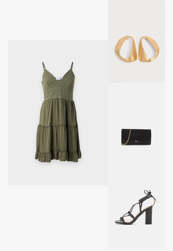 Olivenfarbenes Kleid mit Spitzenverzierungen am Oberteil, verstellbaren Trägern und einem gerafften, gestuften Saum aus leichtem Stoff.; DeeZee High Heel Sandalette - black; Schwarze Clutch aus Wildleder mit strukturierter Oberfläche, ausgestattet mit einem goldenen Kettenriemen und einem eleganten, kantigen Design.; Paar unregelmäßiger, asymmetrischer goldener Creolen mit glatter, matter Oberfläche vor neutralem Hintergrund.