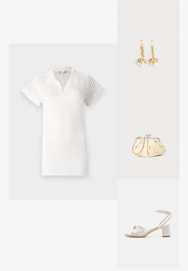 Witte poloshirt met korte mouwen, met een gestructureerd bovenstuk en een gladde onderkant. Ontworpen met een klassieke kraag en een V-hals.; Crème blokhak sandaal met een gedraaide bandontwerp, een gladde textuur, een verstelbare enkelband en open teen.; Geplooide beige leren clutch met een zilveren metalen frame, voorzien van twee ronde decoratieve sluitingen en een zilveren kettingriem.; Gouden oorringen met hangende witte parels omhuld met goud en kleine heldere kristallen op een effen lichte achtergrond.