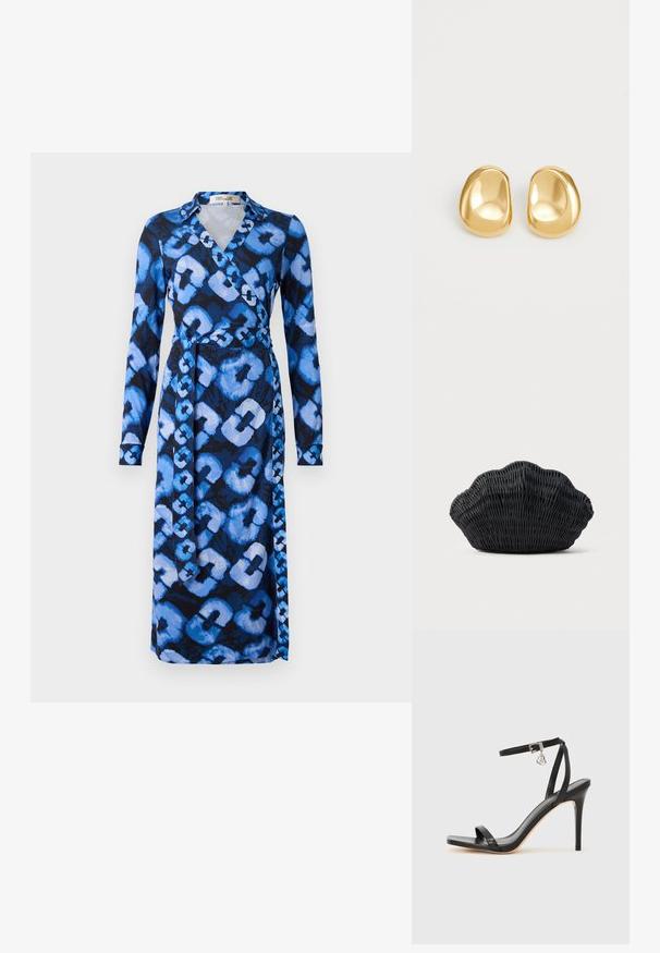Langærmet omslagskjole i blå og sort, med et abstrakt mønster af lyse og mørke blå former. Blødt stof og v-hals design.; Sort hæl-sandal med smal ankrem, firkantet tå-boks, glat lædermateriale og metalspænde som pynt.; Sort flet håndtaske formet som en muslingeskal med en buet top og flettet tekstur på en ensfarvet baggrund.; Guldfarvede stud øreringe med en glat, rund form og en reflekterende overflade, der fremhæver et minimalistisk design uden synlige mønstre.