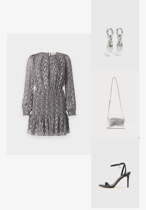 Grijs en zwart slangenprint jurk met lange mouwen, een smocktail en een gerimpelde zoom. Bevat een sleutelgat sluiting aan de achterkant.; Zwarte sandaal met hoge hak, smalle enkelband, vierkante neus, soepel leermateriaal en metalen gespsluiting.; Zilverkleurige metalen crossbodytas met verstelbare riem en subtiel logo aan de voorkant tegen een effen lichte achtergrond.; Zilveren hoepel oorbellen met langwerpige ovale schakels, met een gepolijste afwerking en een gestructureerde hanger. Eenvoudig ontwerp met gladde randen.
