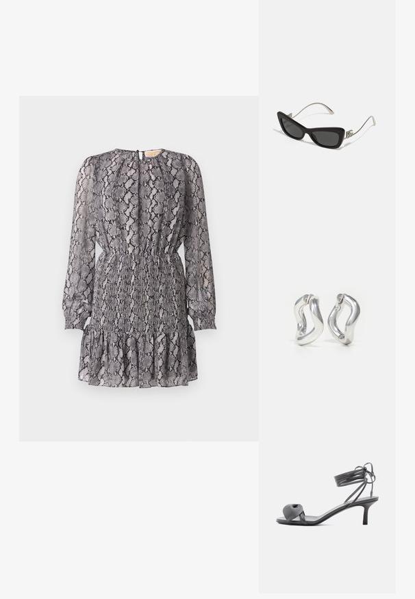 Vestido de estampado de serpiente en gris y negro con mangas largas, una cintura fruncida y un dobladillo con volantes. Presenta un cierre en la espalda con forma de ojo de cerradura.; Sandalia de tacón de cuero gris con tira anudada en los dedos y cordones que se envuelven alrededor del tobillo, sobre un tacón delgado de altura media, sobre fondo blanco.; Gafas de sol de estilo ojo de gato en color negro con lentes oscuros, montura de plástico brillante y acentos metálicos plateados, con un elemento decorativo en las patillas.; Pendientes de aro plateados con un diseño retorcido. Bordes redondeados y acabado brillante. Cierres abiertos para un fácil uso. Textura suave en toda la superficie.