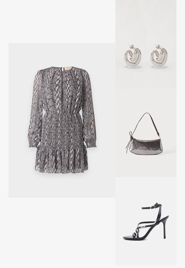 Grijs en zwart slangenprint jurk met lange mouwen, een smocktail en een gerimpelde zoom. Bevat een sleutelgat sluiting aan de achterkant.; Zwarte high-heeled sandaal met dunne bandjes, enkelgesp en een metalen logodetail aan het zijbandje, afgebeeld tegen een witte achtergrond.; Kleine metallic zilveren handtas met een gestructureerd oppervlak, een korte donkerbruine riem en een decoratieve gebonden strik aan één kant.; Zilveren metalen oorbellen met een gedraaide ontwerp, met gladde oppervlakken en een gepolijste afwerking, beveiligd met een vlindersluiting.
