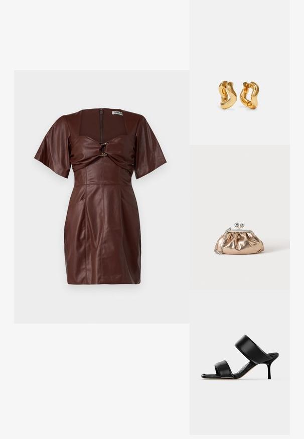 Bruin leren minijurkje met een vierkante halslijn, korte mouwen, een twistdetail aan de voorkant en een ritssluiting aan de achterkant.; Zwarte leren mule sandaal met twee brede banden en een slanke, middelhoog stilettohak op een effen lichte achtergrond.; Kleine gouden metallic clutch met zilveren sluiting en kettingriem op een effen lichte achtergrond.; Gouden oorringen met een golvend ontwerp, voorzien van een gladde, glanzende oppervlakte en een gestroomlijnde vorm. Geen zichtbare sluitingen.