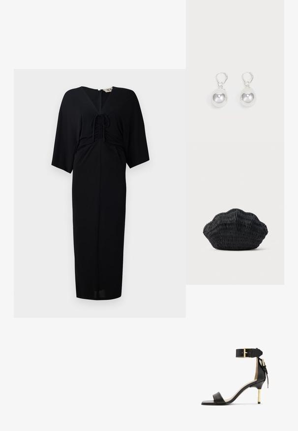 Zwart midi-jurkje met korte kimono-mouwen, voorband met strikdetail, een ritsluiting en een getailleerd silhouet. Glad materiaal, minimalistisch ontwerp.; Zwarte leren sandalen met hak en vierkante neus, enkelband met een gouden gesp en een slanke metalen hak. Soepele textuur, minimalistisch ontwerp.; Zwarte gevlochten handtas in de vorm van een sint-jakobsschelp met een gebogen bovenkant en een geweven textuur op een effen achtergrond.; Zilveren druppeloorbellen met gladde, ronde, reflecterende oppervlakken die hangen aan klapring-sluitingen. Achtergrond is puur wit.
