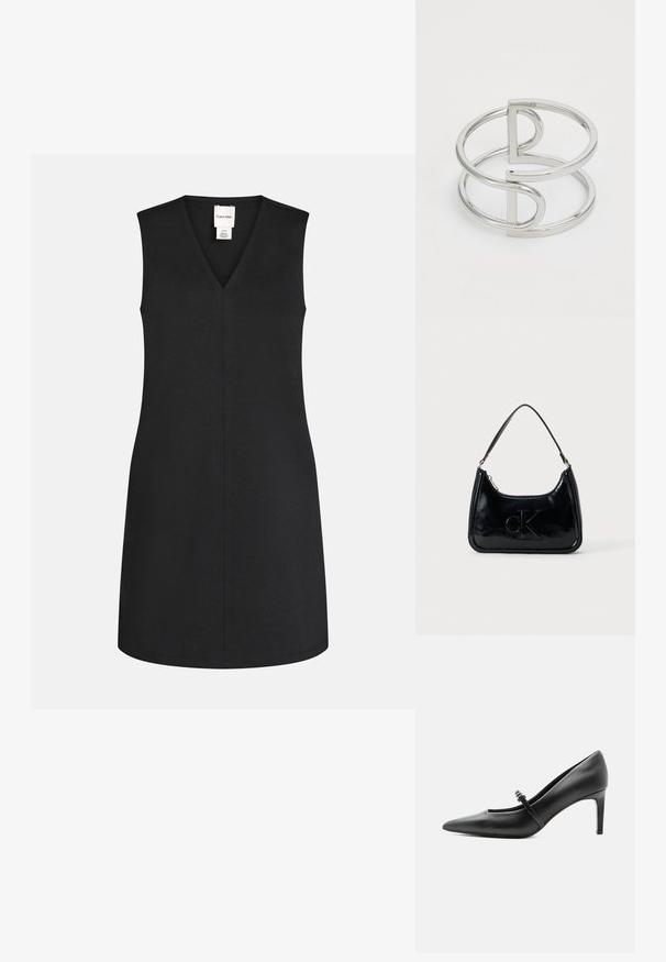 Robe noire sans manches avec un col en V, coupe droite et couture centrale visible, avec une petite étiquette de marque blanche à l'intérieur de l'encolure.; Escarpin noir en cuir à bout pointu avec une fine bride et une boucle sur le cou-de-pied, posé sur un fond clair neutre.; Sac à main en cuir verni noir avec une anse incurvée, fermeture éclair et logo "cK" embossé sur le devant. Texture lisse, forme structurée.; Bracelet en métal argenté avec un design à double boucle, fini lisse et brillant, et un accent géométrique minimaliste.
