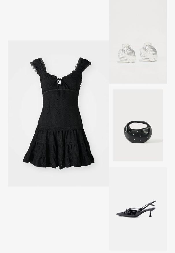 Schwarzes Spitzenkleid mit tailliertem Oberteil, Rüschensäumen und schwingendem Rock. Verfügt über ein Schlüsselaugen-Bindungsdetail und aufwendige Blumenmuster.; Schwarzer Slingback-Pumps aus Lackleder mit spitzer Zehenpartie, niedrigem Kitten-Heel und dekorativer, geknoteter Schleife vorne.; Schwarze Lederhandtasche mit abgerundeter Form, verziert mit silbernen Nietenakzenten und kurzem Griff. Glatte Struktur und Reißverschlussverschluss.; Silberne Ohrringe in Muschelform mit strukturierten Rillen und glatten Kurven, ausgestattet mit einer klaren Rückseite für sicheren Halt.
