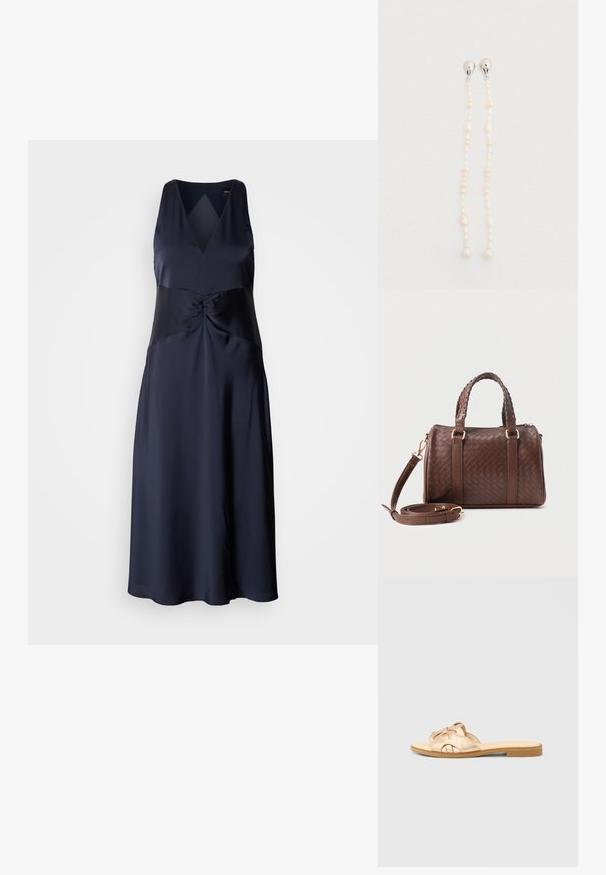 Navy-blaues ärmelloses Kleid aus Satin mit V-Ausschnitt, gedrehtem Oberteil und fließender A-Linie-Silhouette. Glatte, glänzende Textur.; Metallisch goldene Pantolette mit flacher Sohle, die ein über Kreuz genähtes Design am Obermaterial zeigt. Glatte Oberfläche, offene Zehenpartie und ohne Absatz.; Dunkelbraune, gewebte Ledertasche mit zwei geflochtenen Henkel, goldfarbenen Beschlägen und abnehmbarem Schulterriemen, vor der Tasche aufgerollt.; Perlen-Tropfen-Ohrringe mit verlängerten Strängen, die verschiedene geformte weiße Perlen und silberne Akzente oben aufweisen.