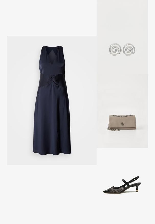 Navy-blaues ärmelloses Kleid aus Satin mit V-Ausschnitt, gedrehtem Oberteil und fließender A-Linie-Silhouette. Glatte, glänzende Textur.; Schwarzer Slingback-Pumps aus Lackleder mit Leoparden-Mesh-Einsatz, spitzer Schuhspitze, dünnen Riemchen und niedrigem Kitten-Heel mit Goldelement.; Beige Leder-Umhängetasche mit einer silbernen Kettenriemen und einem Verschlussdetail auf der Vorderseite. Glatte Textur mit rechteckiger Form und minimalistischem Design.; Paar silberne Spiral-Creolen mit glattem, rundem Design auf einfachem weißem Hintergrund.