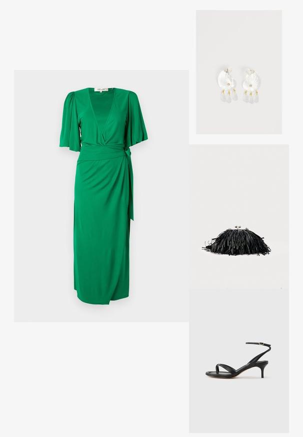 Groene wikkeljurk van een gladde, lichte stof. Heeft een V-hals, korte pofmouwen en een gestrikt middel voor een gedefinieerde silhouet.; Zwarte leren dames sandaal met dunne bandjes, een teengreep, een enkelgesp en een stilettohak van gemiddelde hoogte op een neutrale achtergrond.; Zwarte clutch met franjes, zilveren sluiting en kettingbandje op een effen lichte achtergrond.; Duidelijke hars oorbellen in schelpvorm met kleine gouden accenten en drie hangende doorschijnende druppelvormige bedels aan elk oorbel.