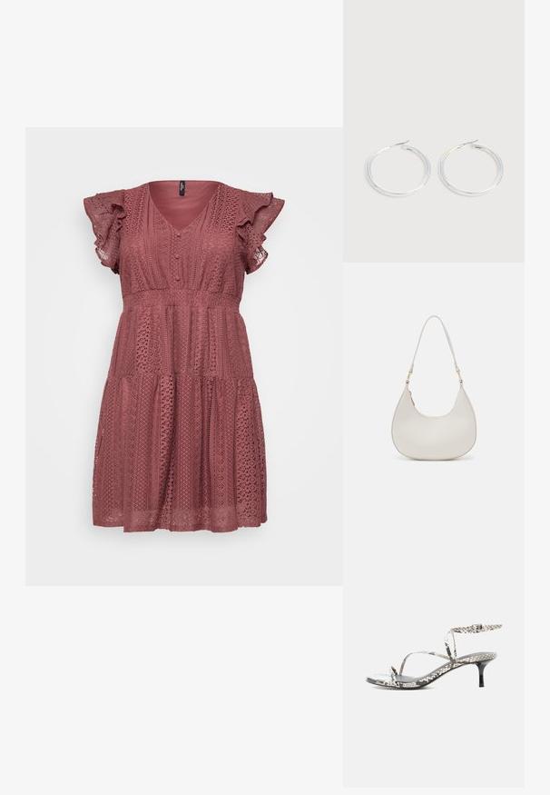 Roze jurk met een V-hals, korte geraffineerde mouwen, knoopdetails en een gelaagde rok met een kantachtige patroon.; Sandaal met hoge hak en bandjes met een slangenhuidpatroon, dunne bandjes, enkelgesp en een slanke zwarte hak op een witte achtergrond.; Crème leren schoudertas met een halve maan vorm, dunne schouderband en subtiele stiksels. Minimalistisch ontwerp met gouden hardware accenten.; Een paar glanzende zilveren oorringen met dunne draadafsluitingen, getoond op een lichtgrijze achtergrond.