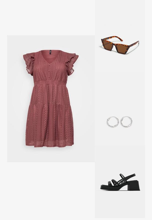 Roze jurk met een V-hals, korte geraffineerde mouwen, knoopdetails en een gelaagde rok met een kantachtige patroon.; Zwarte hakken sandalen met meerdere dunne banden en een brede blokhak. Strak ontwerp met een matte textuur. De voetbed heeft een lichte curve.; Bruin getinte zonnebril met een schildpadmotief, hoekig montuur en slanke armen. Lichtgewicht kunststof materiaal.; Zilveren hoepel oorbellen met een golvende, onregelmatige textuur. Kenmerken een dunne, ronde vorm en een reflecterende afwerking.