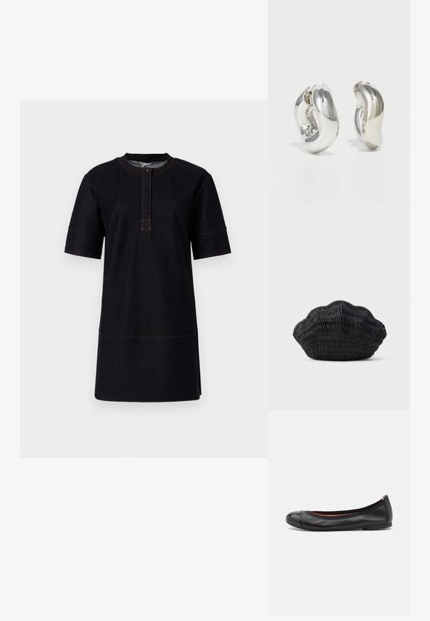 Robe noire à manches courtes en tissu denim, dotée d'un col rond, d'une patte de boutonnage et de détails de couture orange contrastés.; Ballerines en cuir noir avec un bout arrondi et un détail en cap brillance. Présentent une texture lisse et des coutures subtiles le long du bord supérieur.; Sac à main en osier noir en forme de coquille Saint-Jacques avec un dessus courbé et une texture tressée sur un fond uni.; Boucles d'oreilles sculpturales en argent avec des formes douces et courbes et des surfaces réfléchissantes. Présentent un design de boucle fermée et une forme organique distincte.