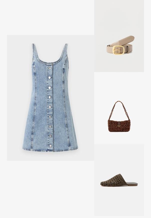 Denimkjole med en dyb udskæring og tynde stropper. Lys blå stof, A-formet, med frontknapper og synlige syninger.; Brun vævet slip-on mule med flad sål og lukket rundet tå på hvid baggrund.; Brun håndtaske lavet af sammenkoblede træperler med en enkelt rem og en mørk læderlukning med en lille gylden dekorativ hægte.; Lys brun læderbælte med en skinnende guldfarvet rektangulær spænde. Glat tekstur med et enkelt design, hvor et synligt mærkenavn er præget på remmen.