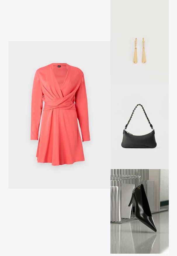 Κόκκινη ροδακινί περιτύλιγμα φορέματος με μακριά μανίκια, V-ντεκολτέ, πτυχώσεις στη μέση, φούστα με κλος και μαλακή υφή υφάσματος.; Μαύρο γυναικείο παπούτσι με ψηλό τακούνι και μυτερή μύτη με χρυσό λογότυπο, τοποθετημένο σε μια ανακλαστική επιφάνεια κοντά σε χρωμιωμένο μεταλλικό οργανωτή αρχείων με έγγραφα.; Μαύρη δερμάτινη τσάντα ώμου με καμπυλωτό ορθογώνιο σχήμα, χρυσή αλυσίδα υφαντή σε πλεκτό μαύρο λουράκι και επάνω φερμουάρ κλεισίματος.; Σκουλαρίκια με επίχρυσο τόνο και κρεμαστά λείο επιμηκυμένο σχήμα σταγόνας που κρέμεται από μικρές κρίκους κλεισίματος σε λευκό φόντο.