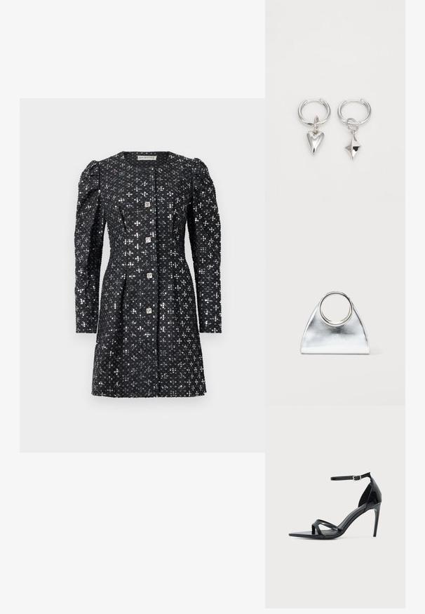 Zwart langemouwen jurk met opbollende schouders, bedekt met zilveren pailletten, met vier vierkante decoratieve knopen aan de voorkant.; Zwarte lakleren sandalen met hoge hak, dunne enkelband, open teen en minimalistisch ontwerp op een effen lichte achtergrond.; Zilverkleurige metalen driehoekige handtas met ronde metalen handvat, geplaatst tegen een effen witte achtergrond.; Zilveren hoepel oorbellen met een hart en een diamanten hangertje. Glad oppervlak met een gepolijste afwerking.