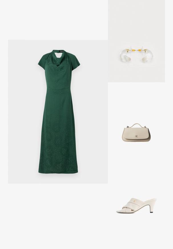Groene jurk van soepele stof, met een extra diepe halslijn, korte mouwen en een rechte silhout met subtiele patronen.; Beige hoge hakken mules met een gedraaide lederen band, open teen en een reliëf logo-accent. De hak heeft een zwarte puntdetail.; Kleine beige leren handtas met bovenhandvat en zilveren CK-logo op de voorflap, getoond tegen een witte achtergrond.; Heldere acryl oorringen met gouden accenten, met een gebogen ontwerp en transparante sluiting. Gladde textuur, minimalistische stijl.