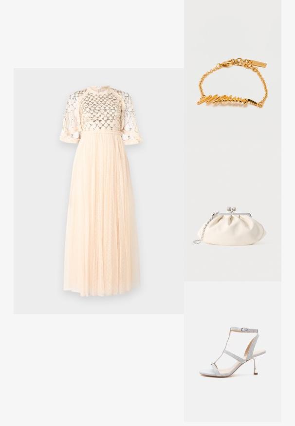 Robe maxi en pêche pâle avec un corsage en dentelle texturée, des manches bouffantes courtes et une jupe fluide ornée de petits motifs en pointillés.; Sandale à talons hauts argentée avec des brides, boucle à la cheville et bout ouvert, présentée sur un fond blanc uni.; Pochette en tissu crème avec un design froncé, cadre en métal argenté, deux boules décoratives, et une bandoulière chaîne argentée.; Bracelet chaîne en or avec plaque nominative "Moschino" en écriture cursive et une petite étiquette rectangulaire sur une fermeture ajustable.