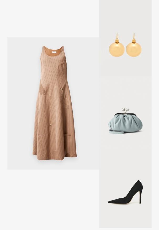 Robe marron à rayures avec une coupe décontractée, dotée d'un décolleté en forme de bateau, de poches latérales et de détails en boutons. Fabriquée à partir d'un tissu doux.; Escarpin stiletto noir à talon haut avec bout pointu et texture lisse, présenté de profil sur un fond clair uni.; Petit porte-monnaie en cuir bleu clair avec fermoir métallique argenté de type kiss-lock et court bracelet de poignet sur fond uni.; Paire de boucles d'oreilles boule de Noël dorées brillantes avec fermoirs à crochet sur fond blanc uni.