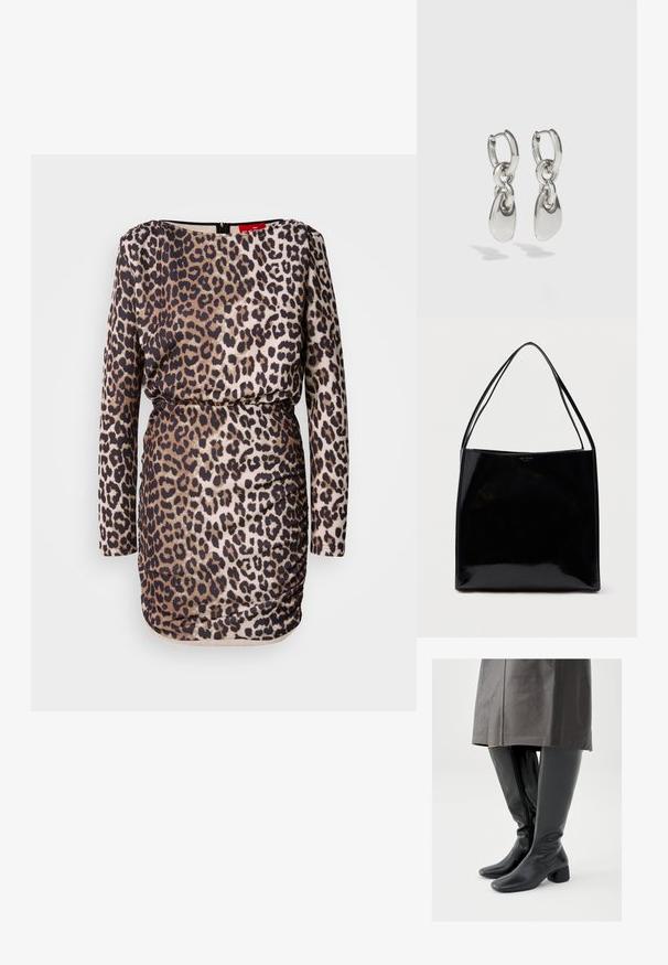 Leopardprint jurk met lange mouwen, ronde halslijn, geplisseerde details en een aangesloten silhouet. Gemaakt van glad, rekbaar materiaal.; Zwart leren kniehoge laarzen met een vierkante neus, een schuin blokhak en een ritssluiting aan de zijkant; gladde textuur en aansluitend ontwerp.; Zwarte leren tas met laklaag, twee schouderbanden, rechthoekige vorm, minimalistisch ontwerp en goudkleurig geperst merklogo bovenaan.; Zilveren hoepel oorbellen met langwerpige ovale schakels, met een gepolijste afwerking en een gestructureerde hanger. Eenvoudig ontwerp met gladde randen.