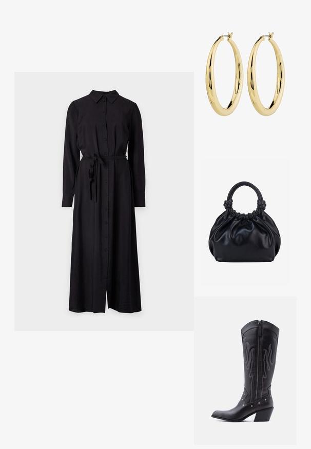 Čierne šaty s dlhým rukávom, gombíkovým zapínaním a golierom, s opaskom na viazanie v páse a rovnou siluetou. Vyrobené z hladkej, štrukturovanej tkaniny.; Čierne kožené kovbojské čižmy so špicatou špičkou, viditeľným prešívaním, striebornými ozdobnými nitmi a zipsom na vnútornej strane.; Čierna mäkká kožená kabelka so zožmúreným vrchným okrajom a dvoma hrubými uchami zviazanými uzlami na jednoliatom svetlom pozadí.; Zlaté kruhové náušnice s hladkým, lešteným povrchom. Majú kruhový tvar a bezpečné zapínanie na vrchu. Povrch odráža svetlo.