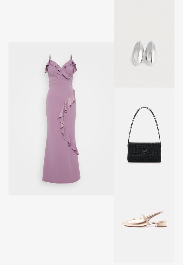 Lila Kleid mit Spaghettiträgern, das einen Rüschenausschnitt und eine diagonale Rüsche entlang der Seite aufweist. Glatte, figurbetonte Silhouette.; Goldfarbener Slingback-Schuh mit spitz zulaufender Spitze, niedrigem Blockabsatz und einem einzelnen, verzierten Riemen über dem Spann.; Schwarze Perlen-Handtasche mit strukturierter Oberfläche, ausgestattet mit einem Kettenriemen und einer dreieckigen Logo-Plakette auf der Vorderseite. Kompakte rechteckige Form.; Ein Paar glatte, glänzende silberne ovalförmige Objekte, die nebeneinander auf einem schlichten weißen Hintergrund platziert sind.