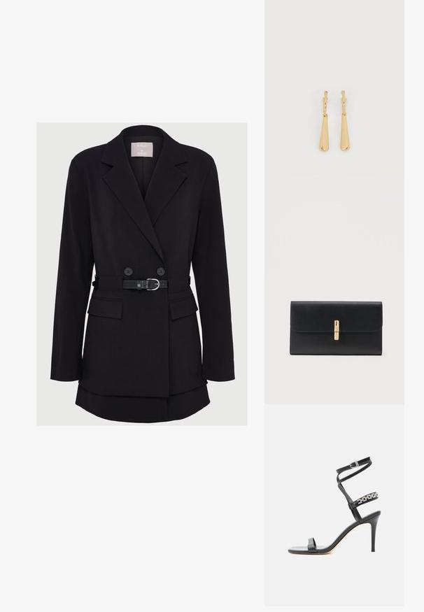 Schwarzes doppelt geknöpftes Blazer mit tailliertem Gürtel, zwei vorderen Taschen und breiten Revers; aus strukturiertem Stoff mit definierter Form.; Schwarze Sandalette mit hohem Absatz, schlankem Knöchelriemen, Mittelriemen verziert mit silbernen Kettengliedern und offenem Zehendesign.; Schwarze strukturierte Leder-Clutch mit rechteckiger Form und goldenem vertikalen Verschluss mittig auf der Vorderklappe.; Ohrhänger in Gold-Ton mit glatten, länglichen Tropfenanhängern, die an kleinen Creolenverschlüssen hängen, auf weißem Hintergrund.