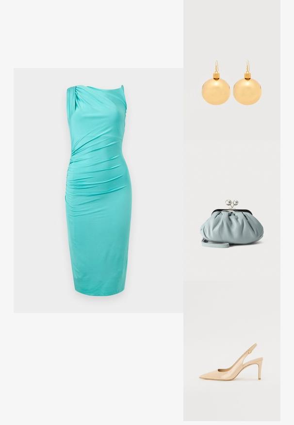 Robe midi turquoise sans manches avec fronces plissées d'un côté et un décolleté asymétrique léger.; Escarpin slingback en cuir verni nude avec un bout pointu, un décolleté ouvert et un talon aiguille fin. Comprend un accent doré circulaire sur la sangle.; Petit porte-monnaie en cuir bleu clair avec fermoir métallique argenté de type kiss-lock et court bracelet de poignet sur fond uni.; Paire de boucles d'oreilles boule de Noël dorées brillantes avec fermoirs à crochet sur fond blanc uni.