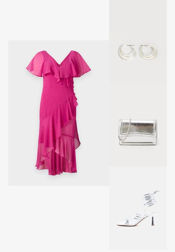 Fuchsia kjole med V-udskæring, flagrende ærmer og lagdelte volanger. Fremstillet af letvægtsstof, med asymmetrisk kant og struktureret fald.; Sølvfarvet høje hæle sandal med tynde stropper, der krydser tæerne, og en spiralformet ankelomvikling på en hvid baggrund.; Sølvmetallic clutchtaske med en glat overflade, klaffelukning og kædestropp. Har et struktureret rektangulært design og syninger som detaljer.; Sølv hoop øreringe med tre lagdelte halvcirkelformede bånd, hvoraf det ene er udsmykket med små klare krystaller på en lys baggrund.