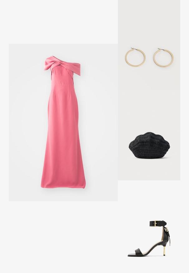Lange roze jurk met een off-the-shoulder ontwerp, met een knoopdetail bij de halslijn en een gladde, vloeiende stof.; Zwarte leren sandalen met hak en vierkante neus, enkelband met een gouden gesp en een slanke metalen hak. Soepele textuur, minimalistisch ontwerp.; Zwarte gevlochten handtas in de vorm van een sint-jakobsschelp met een gebogen bovenkant en een geweven textuur op een effen achtergrond.; Een paar gladde goudkleurige middelgrote creooloorbellen met scharniersluitingen op een effen lichte achtergrond.
