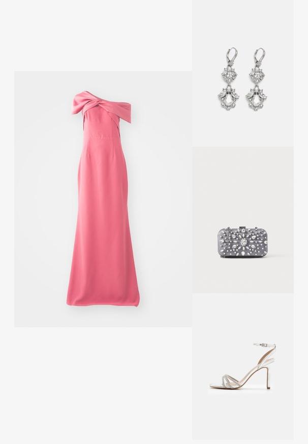 Lang pink kjole med off-the-shoulder design, der har en knyttet detalje ved udskæringen og en glat, svævende stof.; Sølv højhælede sandaler med flere stropper, der har rhinsten og åbent tådesign samt ankelspænde. Glat metallisk finish.; Lille rektangulær mørkegrå clutch pyntet med klare rhinsten i et strålende mønster og en sølvkæde som strop.; Sølvfarvede øreringe med flere klare krystalgemstones i dråbe- og marquiseformer, med låse med bøjlestik og detaljeret udsmykning.