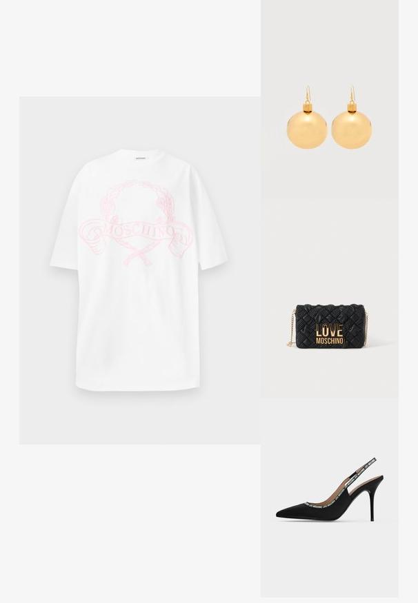 Weißes Baumwoll-T-Shirt mit einem rosa Grafikelement, das einen Lorbeerkranz und den Text "MOSCHINO" in der Mitte auf der Vorderseite zeigt. Kurze Ärmel, lockere Passform.; Schwarzer spitzer Slingback-Pumps mit dünnem Stiletto-Absatz und "LOVE MOSCHINO" Text auf dem Riemen und Rand.; Schwarze gesteppte Umhängetasche mit goldener Kettenriemen und großem goldenen "LOVE MOSCHINO" Logo auf der Vorderseite.; Paar glänzende goldene Weihnachtskugel-Ohrringe mit Hakenverschlüssen auf einfachem weißem Hintergrund.